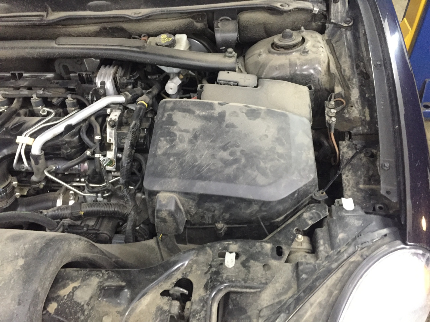 Замена воздушного фильтра дизельного двигателя Вольво